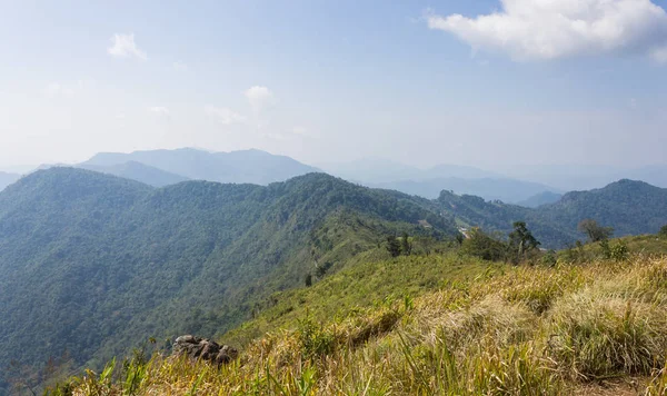 Parque Forestal Phu Chi Fa con Campo de Hierba Green Mountain Sky y C — Foto de Stock