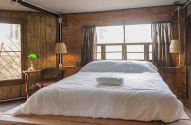 Country Loft Sty 'deki İç Tasarım Odasının Yatak Odasında Beyaz Yatak