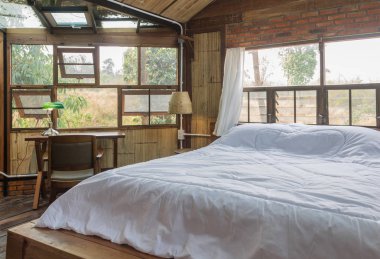 Ülke İçi Tasarım Odası Biçiminde Beyaz Yatak ve Çalışma Masası