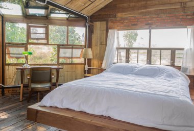 Beyaz Yatak ve Çalışma Masası İç Tasarım Odasında