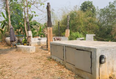 Ormanda Şenlik Ateşi Parti Yeri ve Beton Podyum Çevresinde