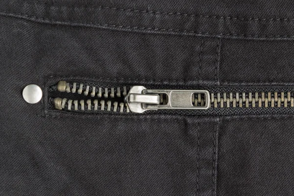 Open messing ritssluiting op zwarte jeans textuur achtergrond close-up weergeven — Stockfoto