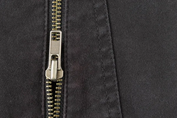Open messing ritssluiting op zwarte jeans textuur achtergrond verticaal sluiten — Stockfoto