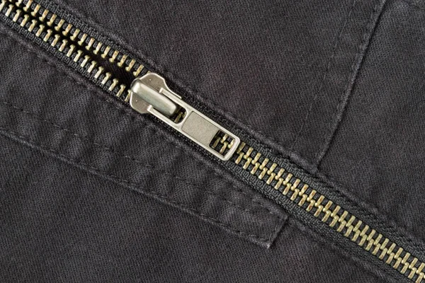 Open Crosswise Brass zip op zwarte jeans textuur achtergrond — Stockfoto