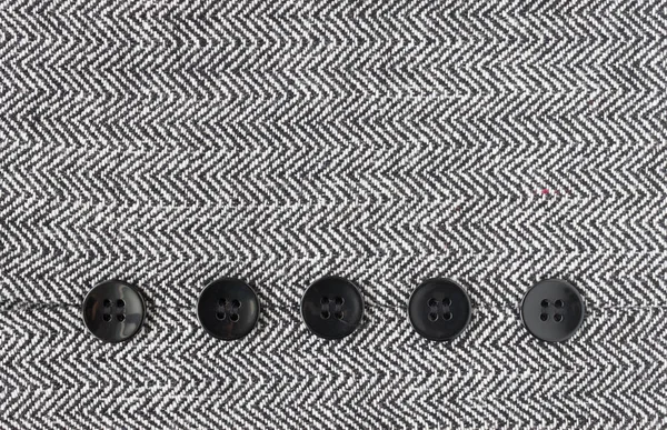 Μαύρο κουμπί σε ζιγκ ζαγκ μοτίβο ή τρίγωνο μοτίβο σε κάτω FR — Φωτογραφία Αρχείου