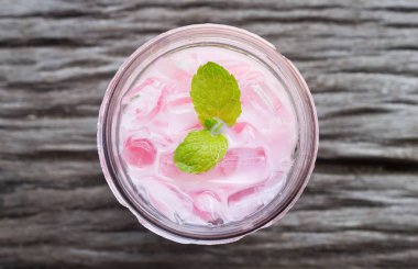 Pembe Soğuk Süt İçecek veya Soğuk İçecekler ve Nane Merkezi Fra