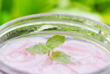 Pembe Soğuk Süt İçecek veya Soğuk İçecekler ve Ağaç Arka Plan Close