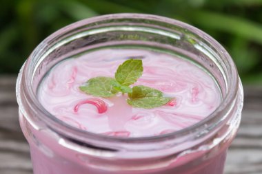 Pembe Soğuk Süt İçecek veya Soğuk İçecekler ve Ağaç Arka Zoom 