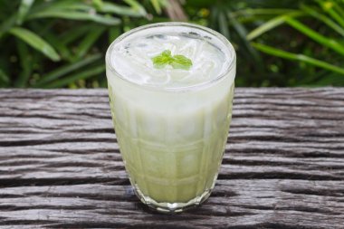 Soğuk Yeşil Çay Süt İçecek veya Soğuk İçecekler Merkezi Çerçeve