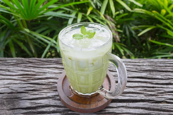 木の背景Cの冷たい緑茶のミルク飲料または冷たい飲み物 — ストック写真
