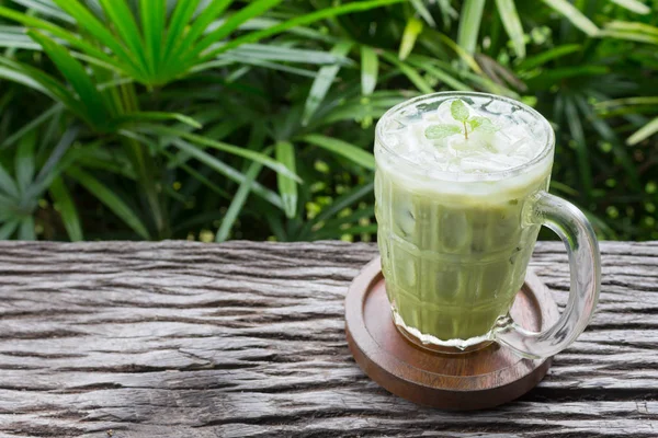 冷たい緑茶ミルク飲料または冷たい飲み物右フレーム — ストック写真