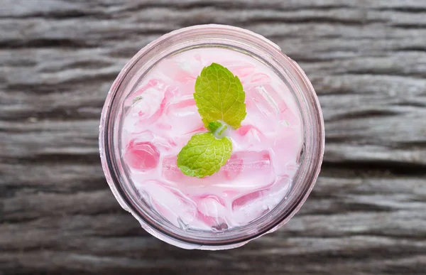 Pembe Soğuk Süt İçecek veya Soğuk İçecekler ve Nane Merkezi Fra