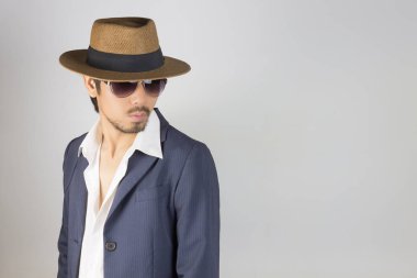 Lacivert takım elbise ve beyaz gömlek ve şapka ve cam portre adam