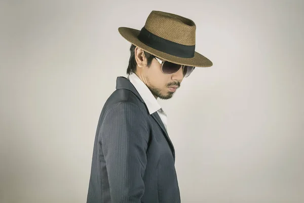 Hombre retrato en traje azul marino y sombrero y gafas en la postura derecha — Foto de Stock