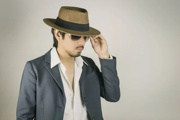 Hombre retrato en traje azul marino y gafas táctiles sombrero moda en — Foto de Stock