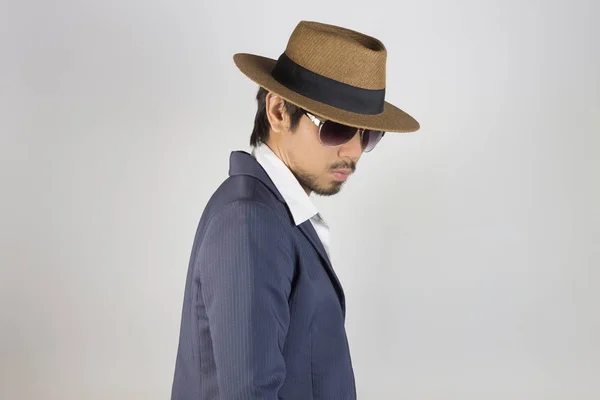 Hombre retrato en traje azul marino y camisa blanca y sombrero y vidrio — Foto de Stock