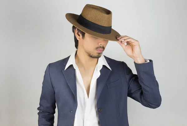 Hombre retrato en traje azul marino y camisa blanca y sombrero de moda o — Foto de Stock