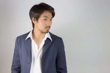 Lacivert Takım Elbiseli Portre Adam Aşağıya Bakıyor