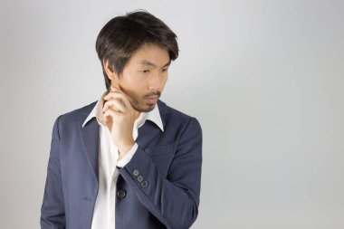 Lacivert Takım Elbiseportre Adam Aşağıda bakıyor ve Dokunmatik Çene Pose