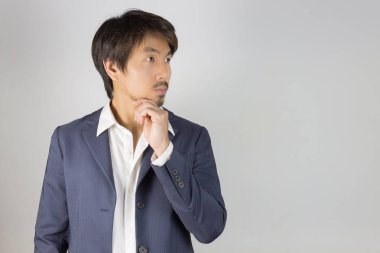 Lacivert Takım Elbiseli Portre Adam Yukarı Ya da Dokunmatik Çene Pozu