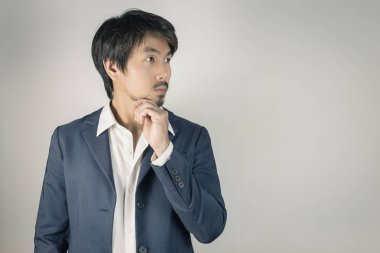 Lacivert Takım Elbiseli Portre Adam Yukarı Ya da Dokunmatik Çene Pozu