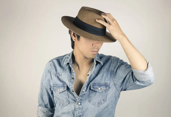 Retrato Hombre en Jeans Camisa o camisa de mezclilla Moda sombrero táctil — Foto de Stock