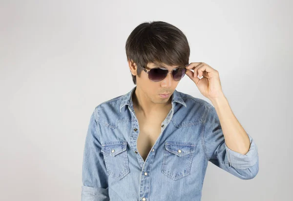 Porträtt man i jeans skjorta mode röra glasögon — Stockfoto