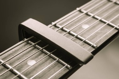 Vintage Akustik Gitar String ve Fingerboard üzerinde Siyah Capo 
