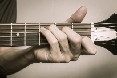 Gitarist El C Major Akor Akustik Gitar Önünde 