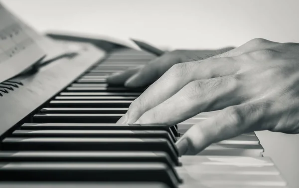 ヴィンテージのシートミュージックとエレクトリックピアノのピアノプレーヤーの手 — ストック写真