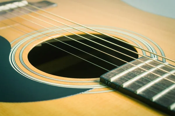 Vinta'da Crosswise Görünümünde Ses Deliği ve Akustik Gitar Teli — Stok fotoğraf