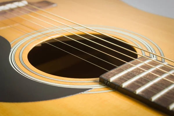 Crosswise Görünümünde Ses Deliği ve Akustik Gitar String