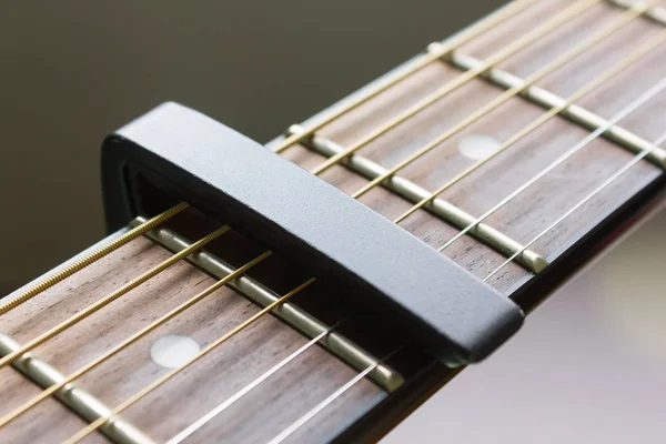 Siyah Capo Üzerinde Akustik Gitar String ve Fingerboard — Stok fotoğraf