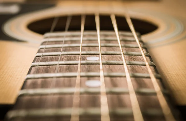 Närbild greppbräda och inläggning av akustisk gitarr i Vintage ton — Stockfoto