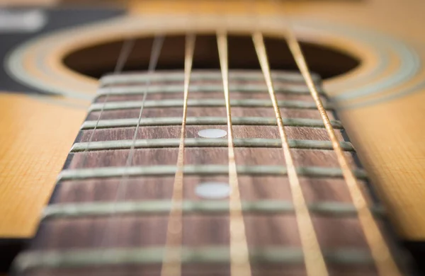 Närbild greppbräda och inläggning av akustisk gitarr — Stockfoto