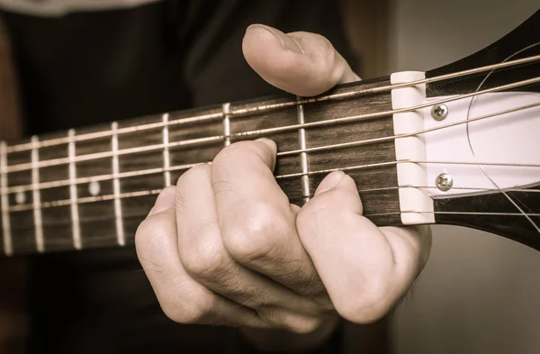 近くにアコースティックギターのCメジャーコードでギタープレーヤーの手 — ストック写真