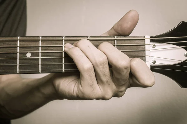 前面のアコースティックギターのCメジャーコードでギタープレーヤーの手 — ストック写真