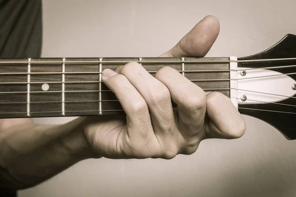 Guitar Player hand i C-dur ackord på akustisk gitarr framför — Stockfoto