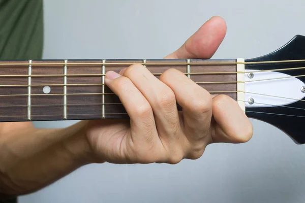 前面のアコースティックギターのCメジャーコードでギタープレーヤーの手 — ストック写真