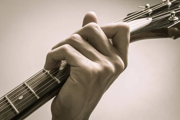 Guitar Player hand i C-dur ackord på akustisk gitarr i vintag — Stockfoto