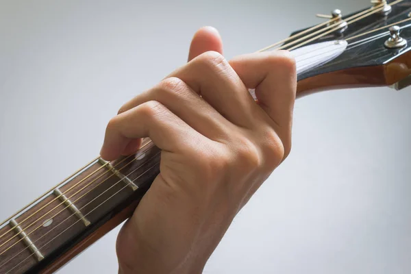 Рука гітарного гравця в головному акорді на акустичній гітарі — стокове фото