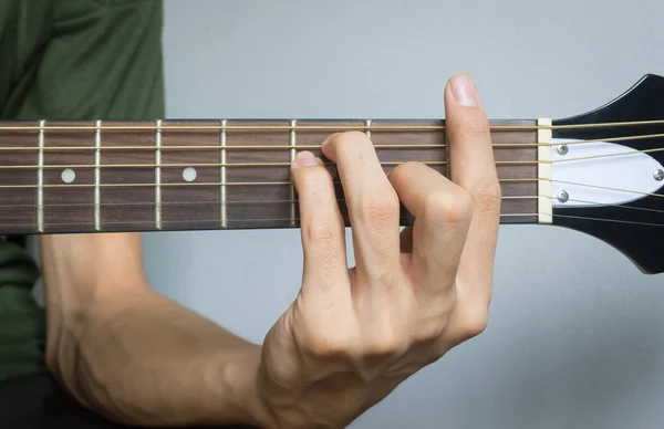 Guitar Player hand i F dur Chord på akustisk gitarr — Stockfoto