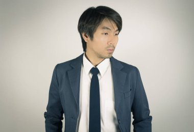 Genç Asya Portre İşadamı Vintage Sesi Aşağıda Arıyorsunuz