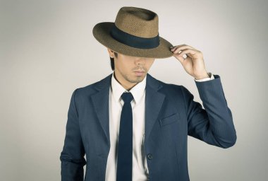 Genç Asya Portre İşadamı Touch Hat Brim Ön Görünümde