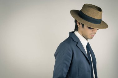 Genç Asya Portre İşadamı Giyim Güneş Gözlüğü ve Şapka Looking