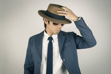 Genç Asya Portre İşadamı Giyim Güneş Gözlüğü ve Dokunmatik Top o