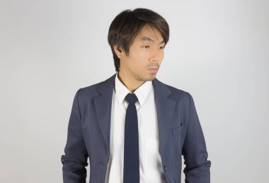 Lacivert Takım Elbiseli Genç Asyalı Portre İşadamı Aşağıya Bakıyor