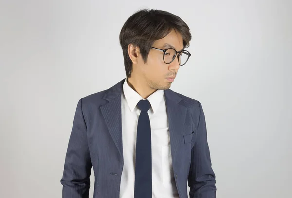 ネイビーブルーのスーツを着た若いアジアの肖像画ビジネスマンは眼鏡を着用 — ストック写真