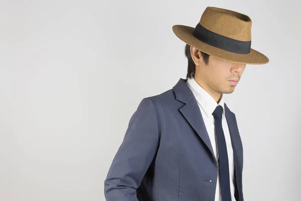 Joven retrato asiático Empresario en traje azul marino sombrero de desgaste en Z —  Fotos de Stock