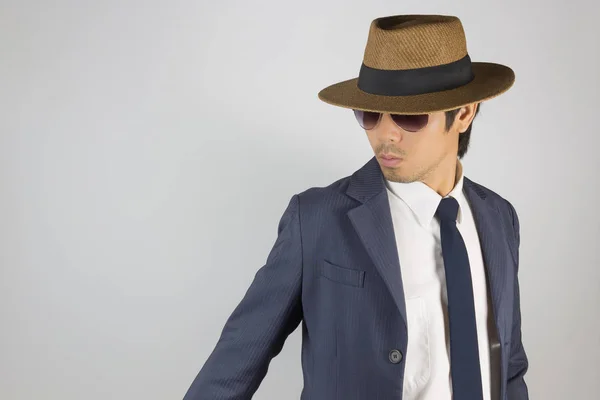 Joven retrato asiático Empresario en traje azul marino Use gafas de sol — Foto de Stock